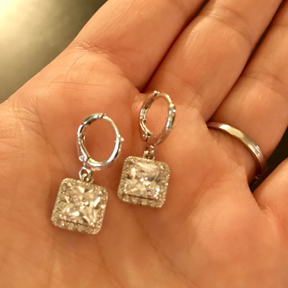 NEW💙💎GORGEOUS! CZ EARRINGS!💎💙SILVER TONE ALLOY - Picture 4 of 8